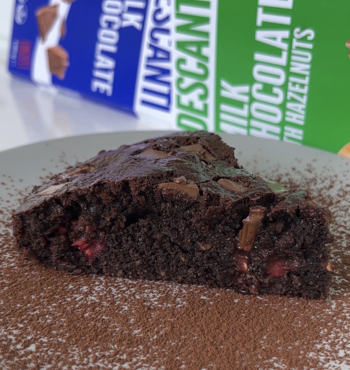 Čokoládové brownie s malinami